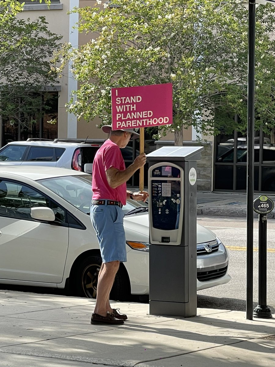 yboralex's tweet photo. Even as we protest, we follow the law and respect the rules. 
#PlannedParenthood #BansOffOurBodies #RoeVsWade #HerBodyHerChoice #Tampa https://t.co/5xUnqkDtuq