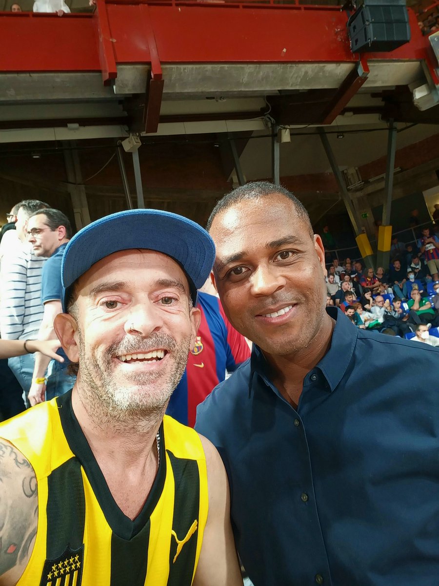 elvallemistico's tweet photo. @sebap_790 @sport @VALENRICH @Elcammarota Con la pantera Kluivert https://t.co/kytX69hRPU