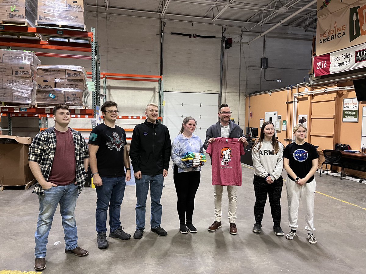 CHS_JROTC's tweet photo. Packed 7,000 lbs of Potatoes at Second Harvest.  Great fun with great music.  A common shared experience that will create wonderful memories. https://t.co/YIvLt2F5wD