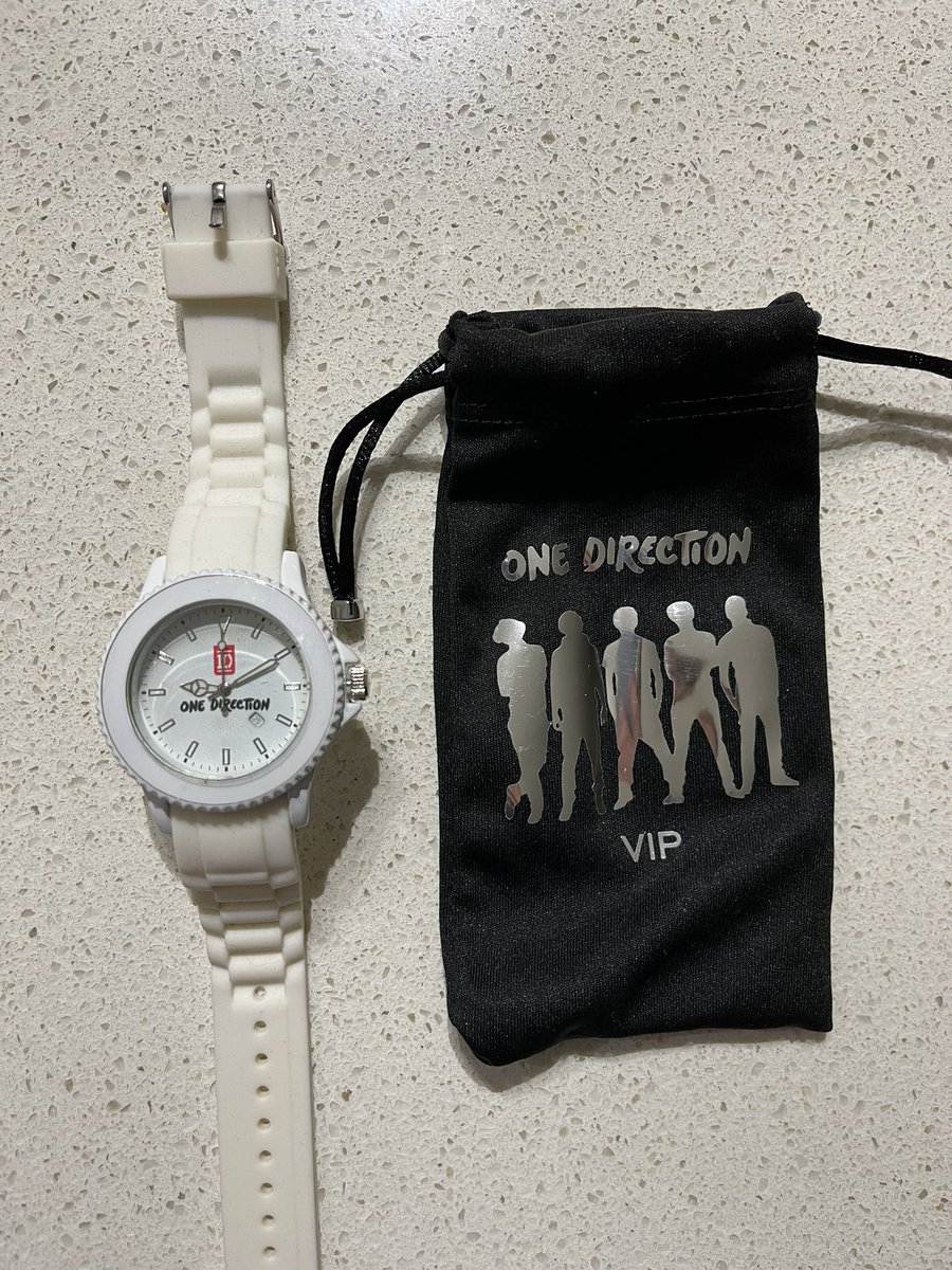 TalentedBi3ber's tweet image. Do any of my Twitter friends want this One Direction watch? Message me 😊 it’s new!