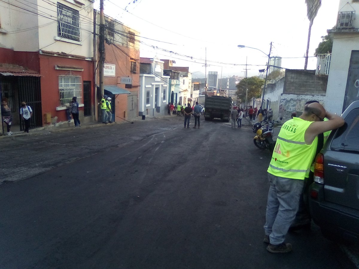 Avanzan obras de colocación de asfalto en  calle Real los Cortijos de Sarria Parroquia El Recreo. @gestionperfecta @Nahumjfernandez @E_CazaHueco #EficienciaONada 
#CruzDeMayo