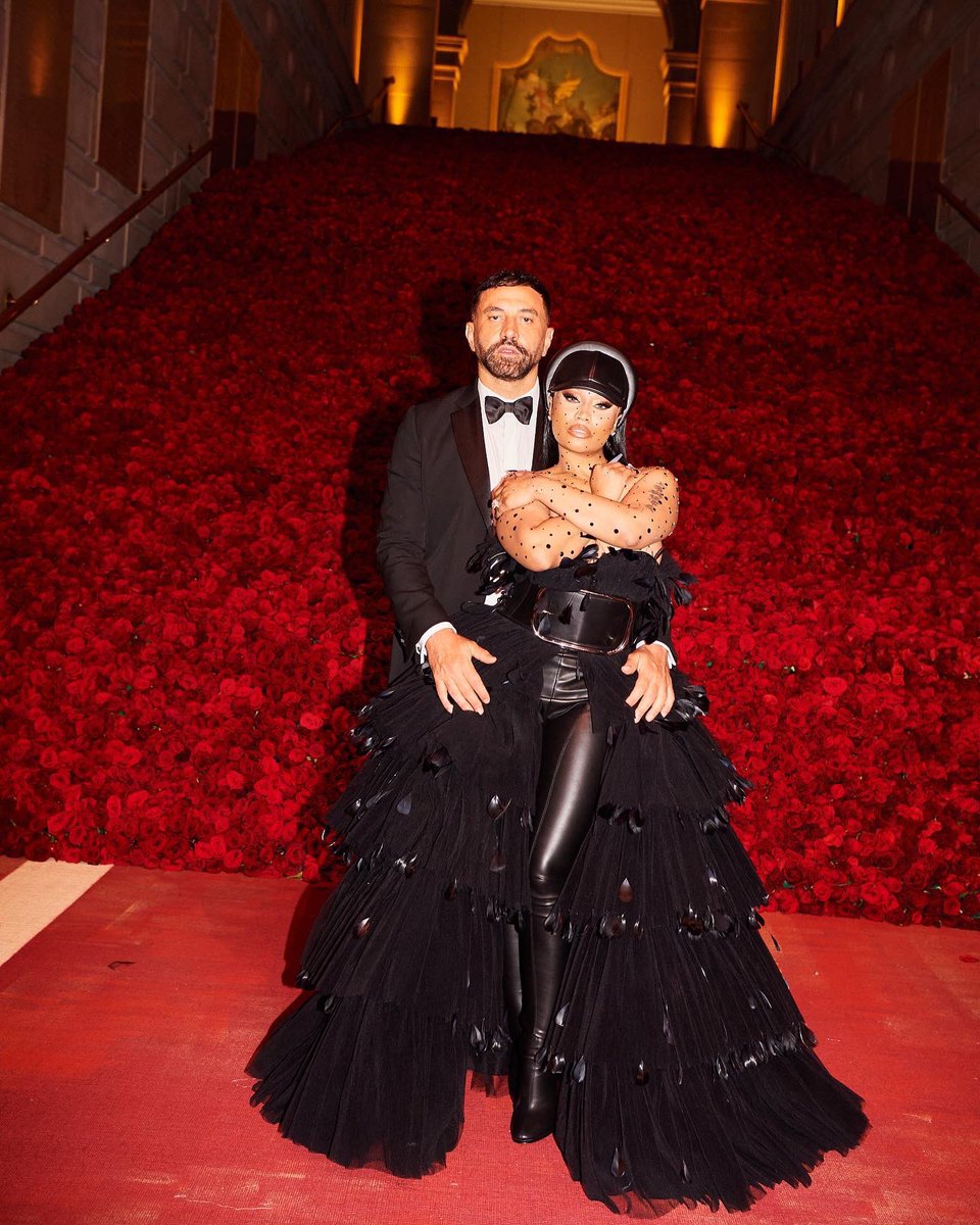 _EscapeWithMe's tweet photo. #hunterabrams killed these photos of @NICKIMINAJ at the #MetGala she looked phenomenal, was best dressed and stole the show it's a Sag thing🥴🖤♐️🦄🔥 https://t.co/fKnm05YiPN