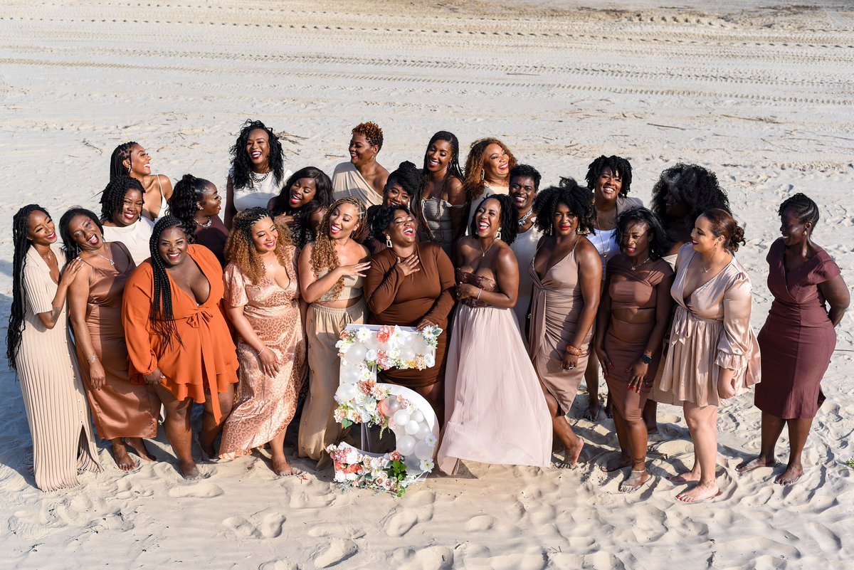 wykeshahayes's tweet photo. Edited:
My squad! What's understood never has to be explained. Sisterhood, Scholarship, Service and Social Action.
27 Pearls of the Bay turn FIVE and took over The Bay!!
#DELTAGIRLS
#MOCHAMAGIC
#BLACKISBEAUTIFUL
#DELTASIGMATHETA https://t.co/wcC2S0yfYr