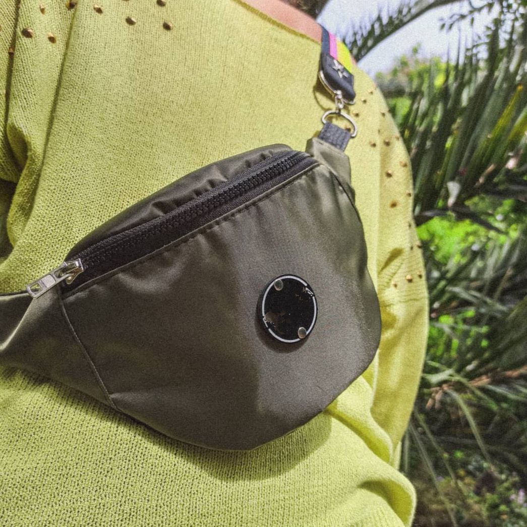 AccesoriosFefas's tweet photo. 🌿 RIÑONERA 🌱 Verde militar, impermeable, con la correa negra Lisa para que te combine con todo. 

Podes ver todos los productos en nuestra tiendita de WhatsApp 📲11-2349-1744.

📣HORARIOS DE ATENCIÓN:
Lunes a viernes de 9hs a 12hs 

 #AccesoriosDeLaPatagonia https://t.co/QuYMW6XEjz