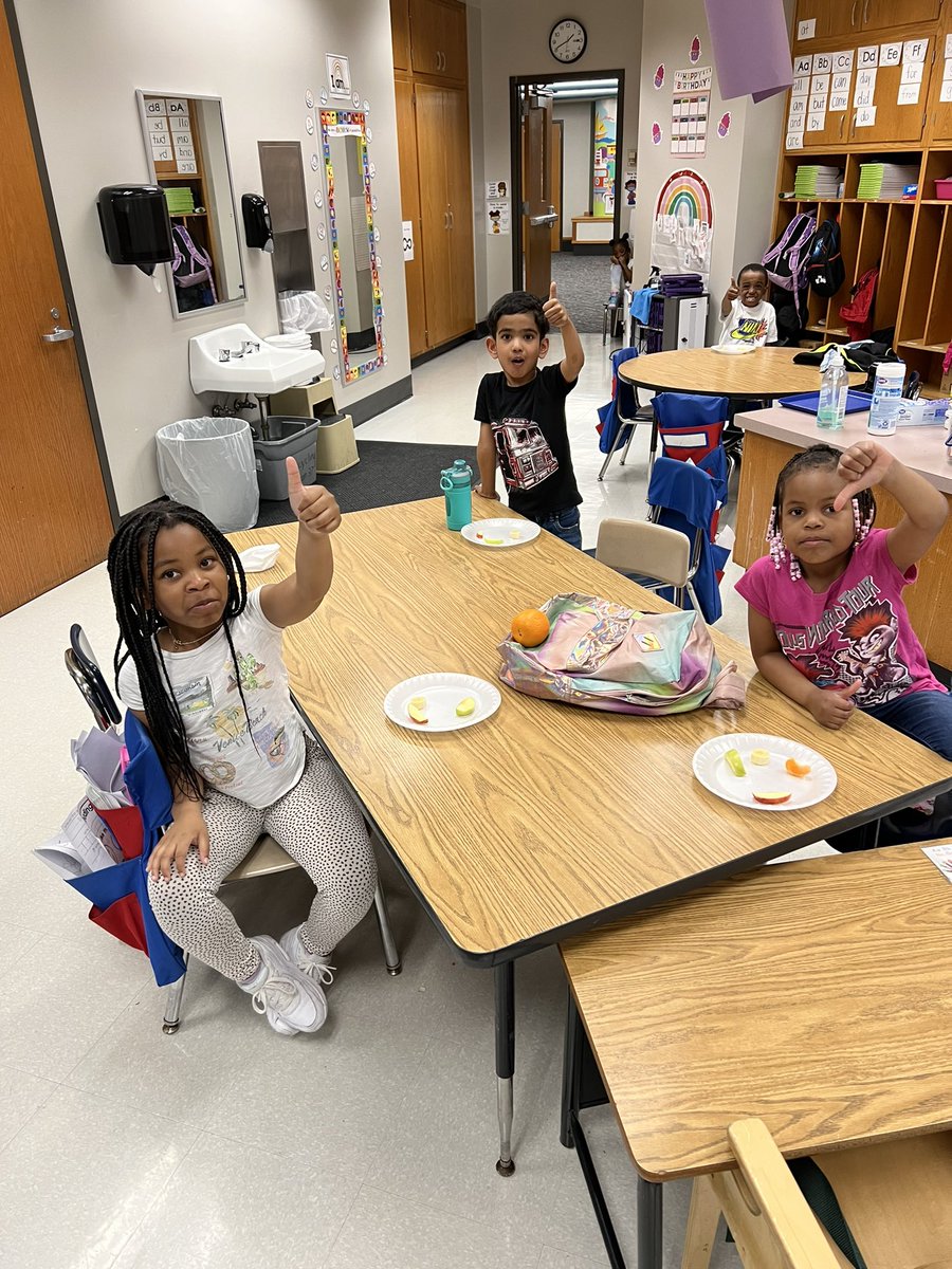 ABC Countdown! 🥳 F Day! F is for Fruit! 🍎🍌🍒🍇🍓🫐We learned about where fruit comes from, compared fruits vs veggies,  did a fruit taste test, and enjoyed fruit for snack! Oranges are our class favorite! 🍊 #wearewayne
