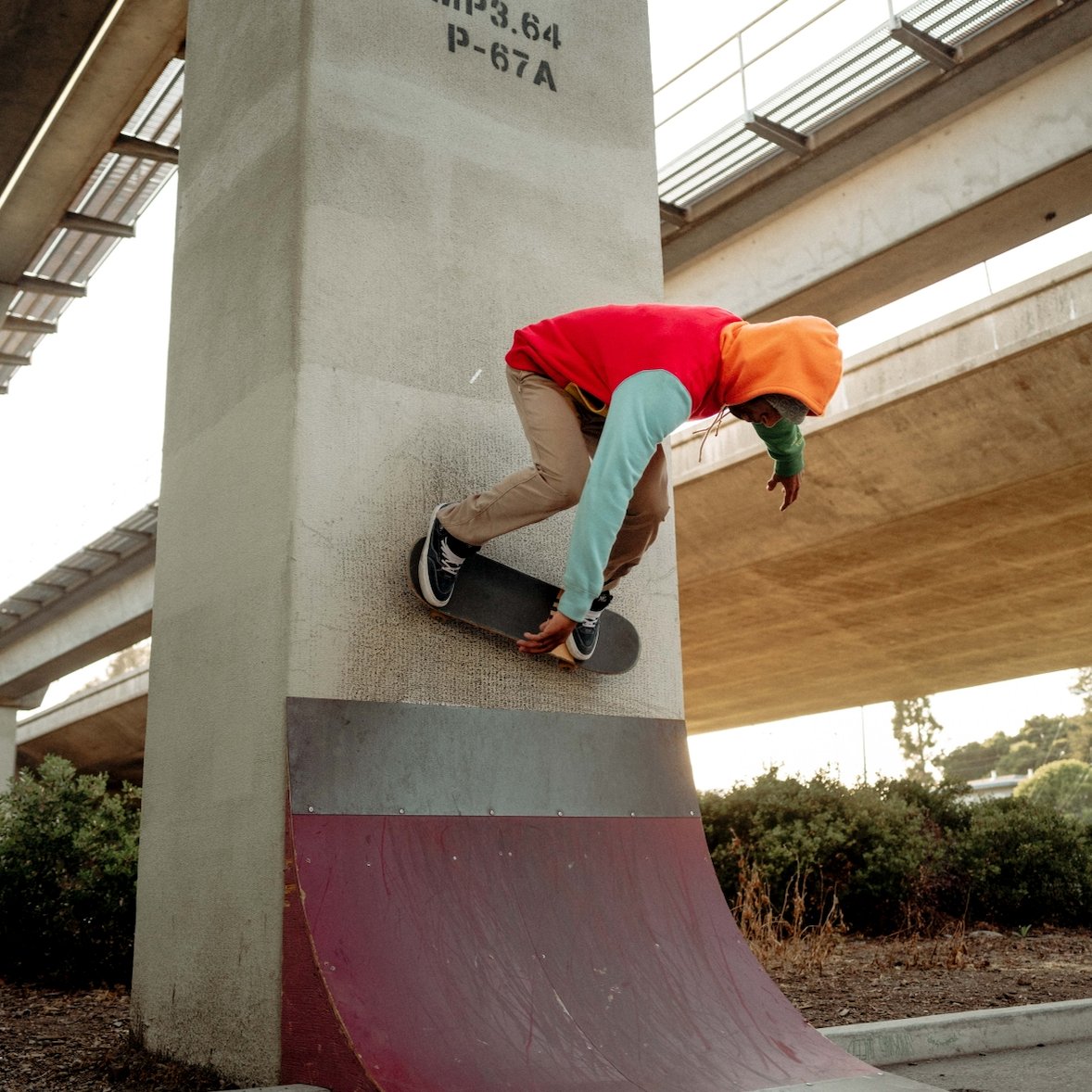 oaklandrootssc's tweet photo. Skate, create. @swampzillah draws some lines in Rockridge in the Roots SC Color Block Hoodie. 

📷 @beholdcreators 

#KnowYourRoots https://t.co/VkOY0NqSYl