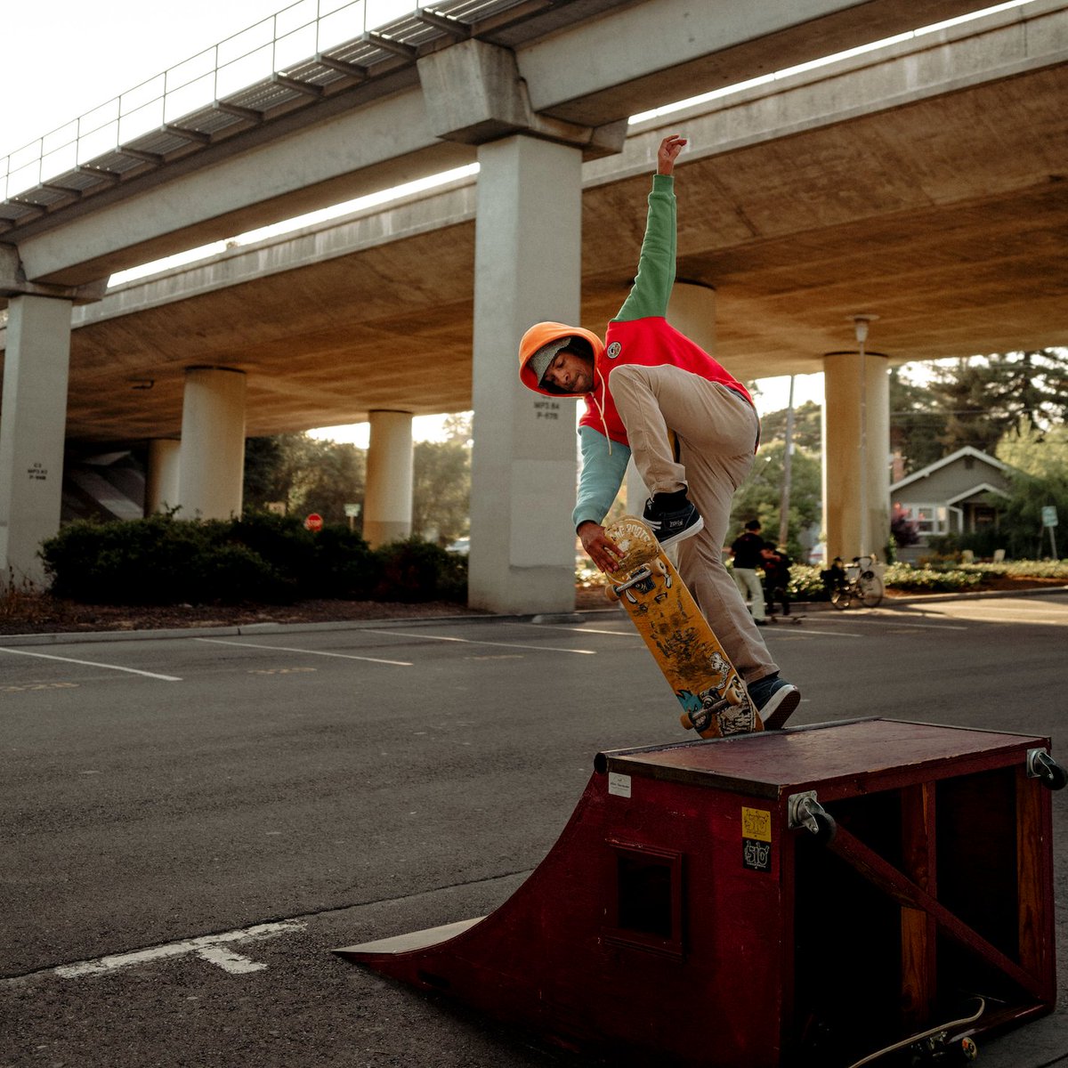 oaklandrootssc's tweet photo. Skate, create. @swampzillah draws some lines in Rockridge in the Roots SC Color Block Hoodie. 

📷 @beholdcreators 

#KnowYourRoots https://t.co/VkOY0NqSYl