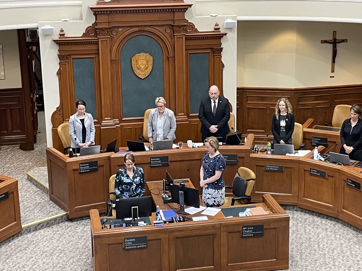Une minute de silence pour Guy Lafleur au conseil municipal de Sherbrooke. #rces #conseilmunicipal #sherbrooke