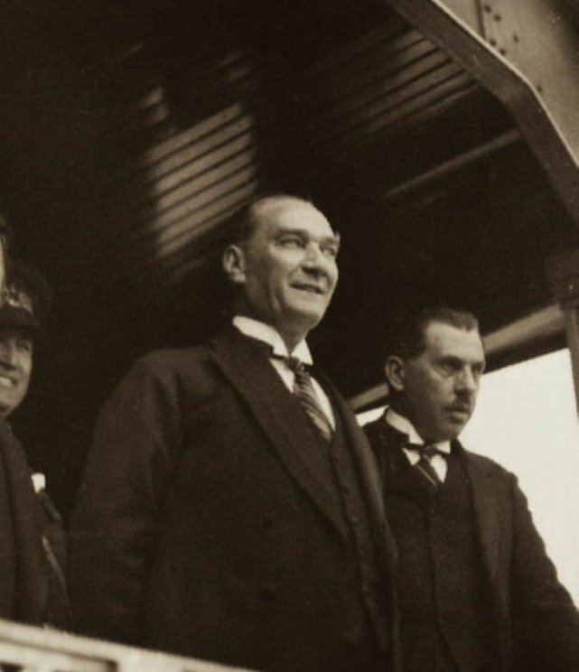 Biz Atatürk gençleriyiz 
Sesimiz O'nun sesi
Andımızla, coşkumuzla 
Ata'mızın izindeyiz!

bu istila son bulacak
#sessizistila