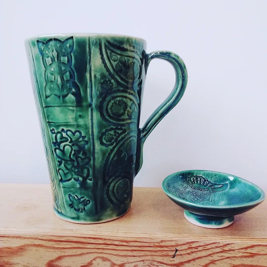 Check out the stunning emerald glaze on this beautiful pottery by Rock Sea Clay. 😍 We are now open to the public Wednesday through Sunday from 10-4. Come out and support our local craftspeople.