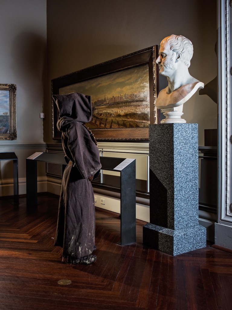 💫 You know what day it is.

Happy #MayThe4th, Star Wars fans!

Throwback to 2016 when <a href="/501stknightfall/">501st Legion KFG</a> helped us celebrate #StarWarsDay. 

📷 A Jawa from Tatooine valuing the displays in the <a href="/Library_Vic/">State Library Vic</a> Cowen Gallery.