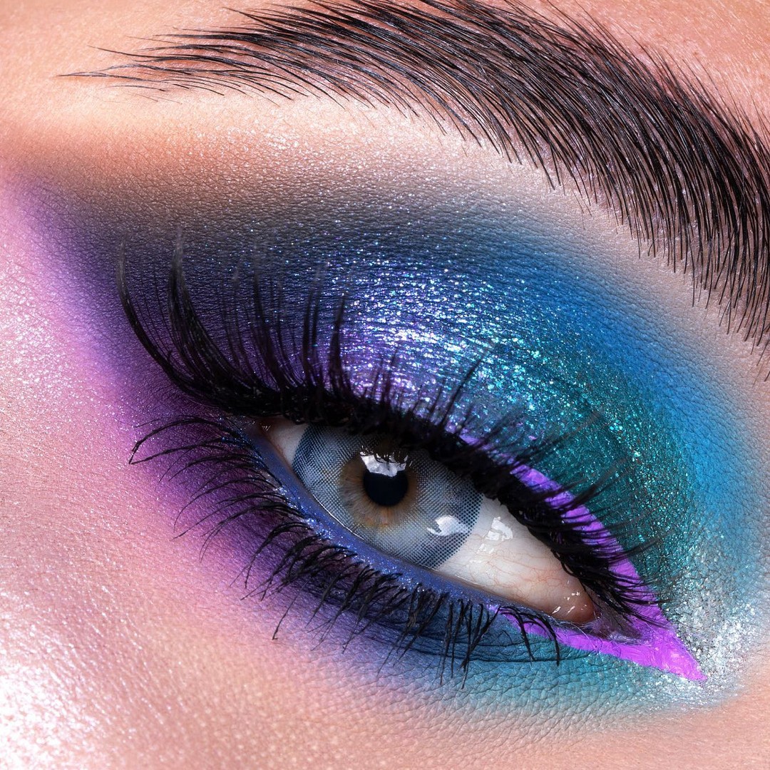 Beautiful and colorful smokey eye makeup in blue and purple by <a href="/ironberlitz/">Clara</a> 💜💙🔮 using the Book of Magic Eyeshadow Palette by @beautybaycom 💜💙🔮  Tag someone who would like this makeup 😉    If you recreate this…

📸 instagram.com/p/CdHLgW7q_Ly/ via tweet.photo
