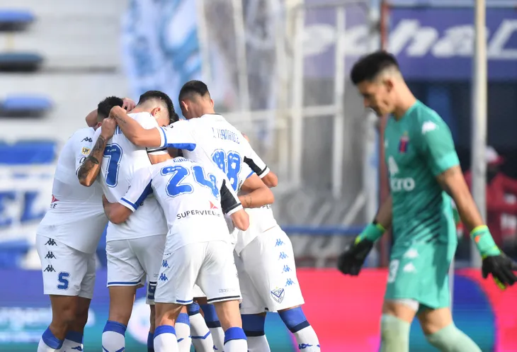 StatsFA's tweet photo. Jose Florentin🇵🇾 marca ante Tigre por Copa de la Liga🏆su 1er gol en Velez🇫🇮 en 11PJ en el club https://t.co/r4tDDfbyiw