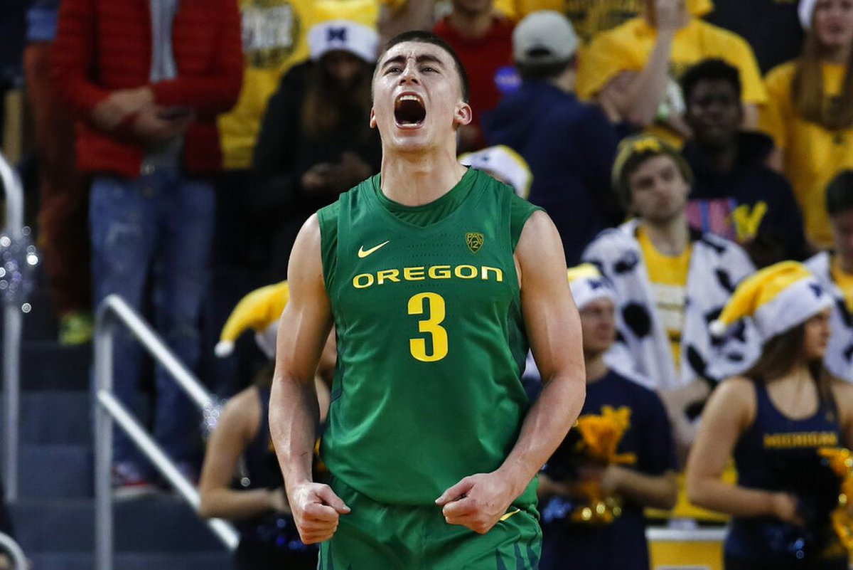 SQ_Sports's tweet photo. Seeing Jevon Carter and Payton Pritchard going at it tonight makes me think how legendary a battle those two PG's would have had in college https://t.co/ks7lItu4my