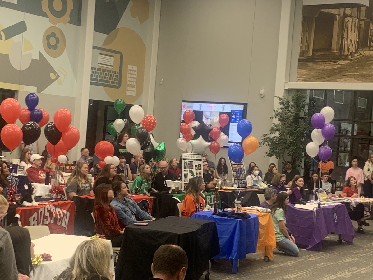 robinryan_gcisd's tweet image. Great turnout for the first ⁦@GCISD⁩ Fine Arts signing day! ⁦@GCISDFineArts⁩ #WeAreGCISD