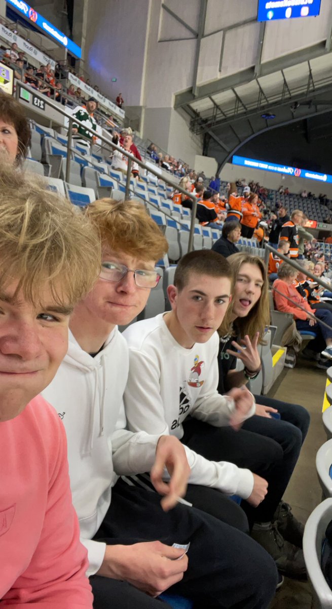 JesseDale15's tweet photo. #letsgokomets #keepingkelly #defendkelly #datenight https://t.co/UpEOiZ5Awo