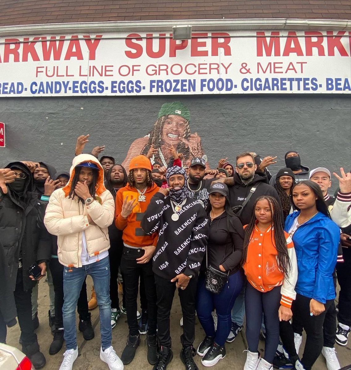 Linked with 100k Track and Von’s family and went to O Block to do some charity today… vlog dropping soon 🙏