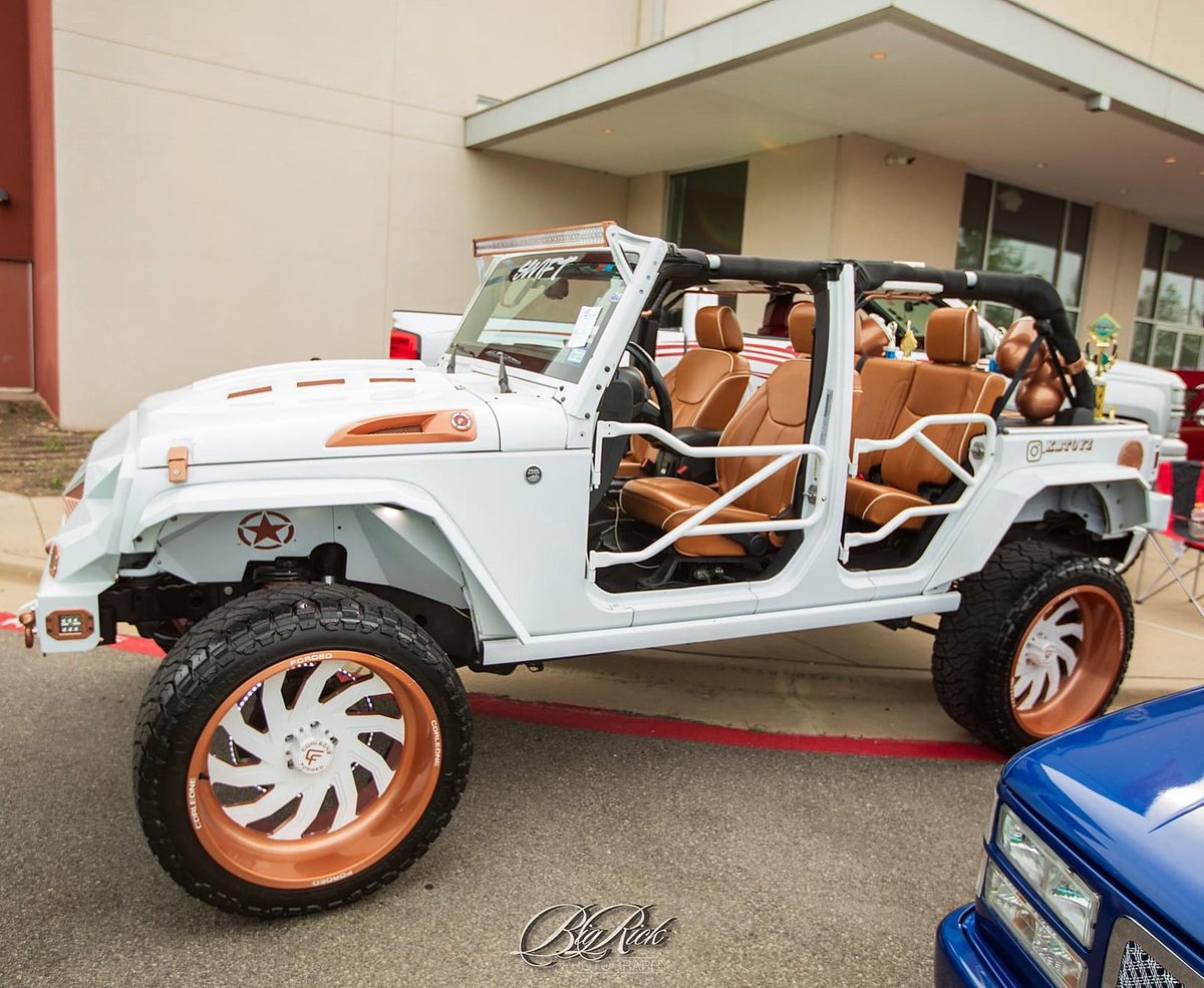 _KBToyz's tweet photo. Ready to be naked all summer. Pulling up all summer long. What shows should I pull up too? Next up is Surfside Beach for Go Topless weekend. Drop em below ⬇️ #Jeep #Jeeplife #jeepingwhileblack #jeepbeach #corleoneforged #ds18 #summertime #summertimeshine https://t.co/QGwk1s3ewp