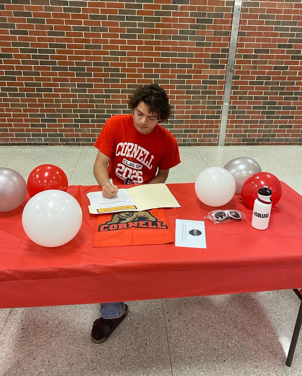 MrsStephens1215's tweet photo. College Reveal Day! https://t.co/vIHvFqCdyA