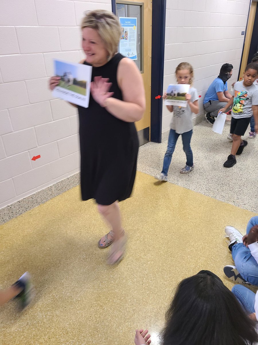 MEDatBCE's tweet photo. The younger students encouraged and cheered on 3rd through 5th graders to "do their best on the test" #SchoolParade #SCReady #SCPass @KTEPrincipal121 @MedPro21 @R2Magnets @RichlandTwo @DrBaronDavis https://t.co/jRmfwEnv6I
