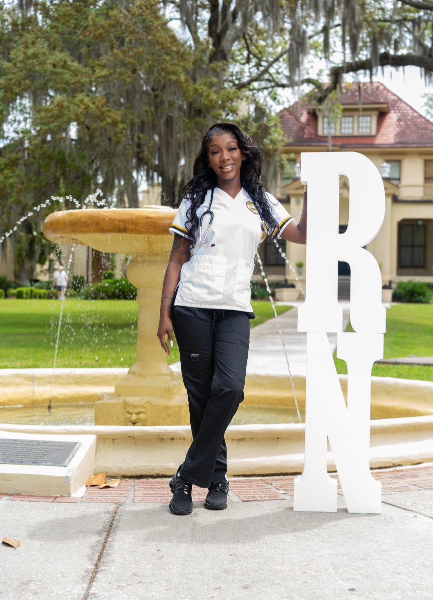 tanijanae_'s tweet image. I graduated from nursing school today 🎓🥳 #LPNtoRN