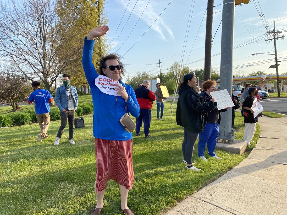 StaceyDaly74's tweet photo. Protesters in Hillsborough, New Jersey wasted no time today voicing their opposition to the leaked draft opinion by Supreme Court Justice Samuel Alito which would overturn Roe v. Wade. #RoeVsWade #Alito #SCOTUS #LeakedDraft https://t.co/hNXUsKFOlA