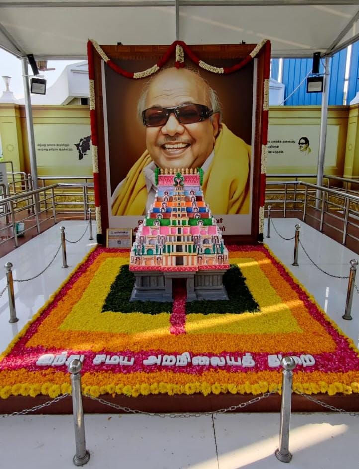இன்று சட்டப்பேரவையில்  அறநிலையத்துறை மானிய கோரிக்கை மீதான விவாதம். இதற்காக அமைச்சர் சேகர்பாபு, மறைந்த முதலமைச்சர் கலைஞர் நினைவிடத்தில் மரியாதை செலுத்தினார். அப்பொழுது, அவரது நினைவிடத்தில் "கோயில் கோபுரம்" போன்ற அலங்காரம் செய்யப்பட்டுள்ளது.