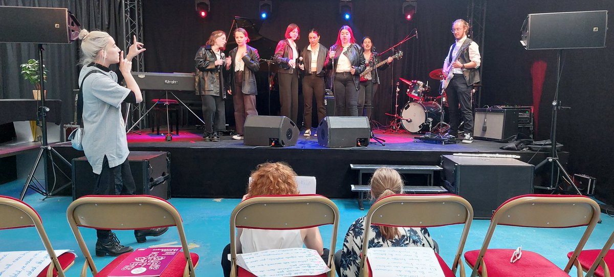 LyceeClemReims's tweet photo. Le projet "Fabrik à Jazz" touche à sa fin... création de 4 chansons et reprise d'une 5ème pour nos élèves d'option Musique. C'était hier la séance de captation au @ReimsShed avant la mise en forme vidéo... sacré ambiance entre jazz, rock et gospel... retour en images (...) https://t.co/5ODU73gEYH