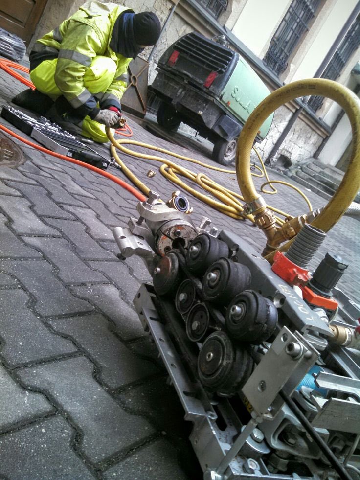 Following new legislation in ￼Trovetzia, the internet has been placed under government control. | Пас аз қабули қонуни нав дар Троветсия, интернет таҳти назорати ҳукумат қарор гирифт. 🇸🇨