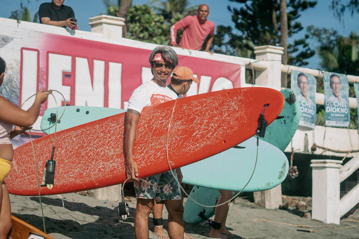 ryanangnews5's tweet photo. *lAurora surfers paddle out for the Leni-Kiko Tandem. Photos by Princess Tarroza / Aerial photo by Chesca Co. @News5PH @onenewsph https://t.co/XjgCnHChvT
