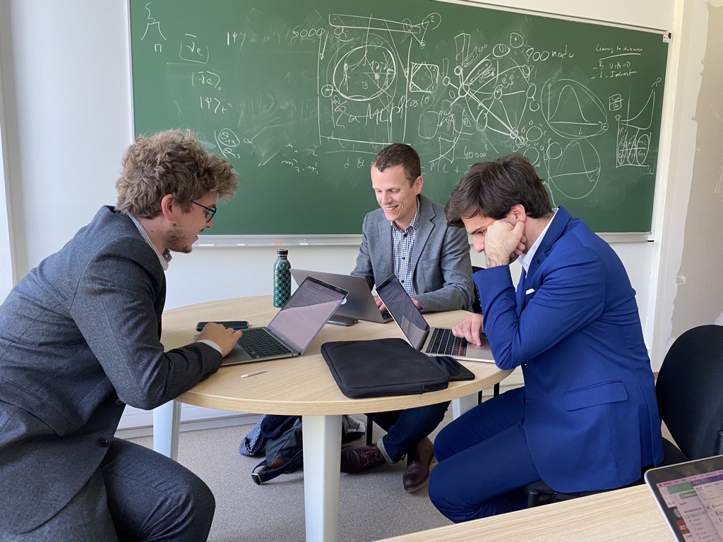 Quantmetry's tweet photo. Lors du workshop Learning to Discover de l'@UnivParisSaclay nos #Quanters ont présenté et tutoré l'application de notre librairie open-source #MAPIE à des physiciens, experts en physique des hautes énergies 💡

#IA #Data #ConfianceAI #Opensource #MachineLearning https://t.co/mNk9QO0bqt