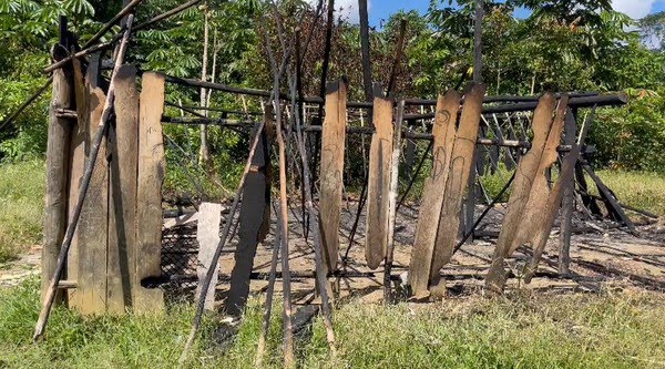 Não se trata de uma família do Rio de Janeiro, tampouco um condomínio de luxo na Barra.

O caso aconteceu em uma comunidade Yanomami.

Uma menina de 12 anos foi estuprada por garimpeiros ilegais. O restante da comunidade foi incendiada e as pessoas sumiram.

CADÊ OS YANOMAMI?