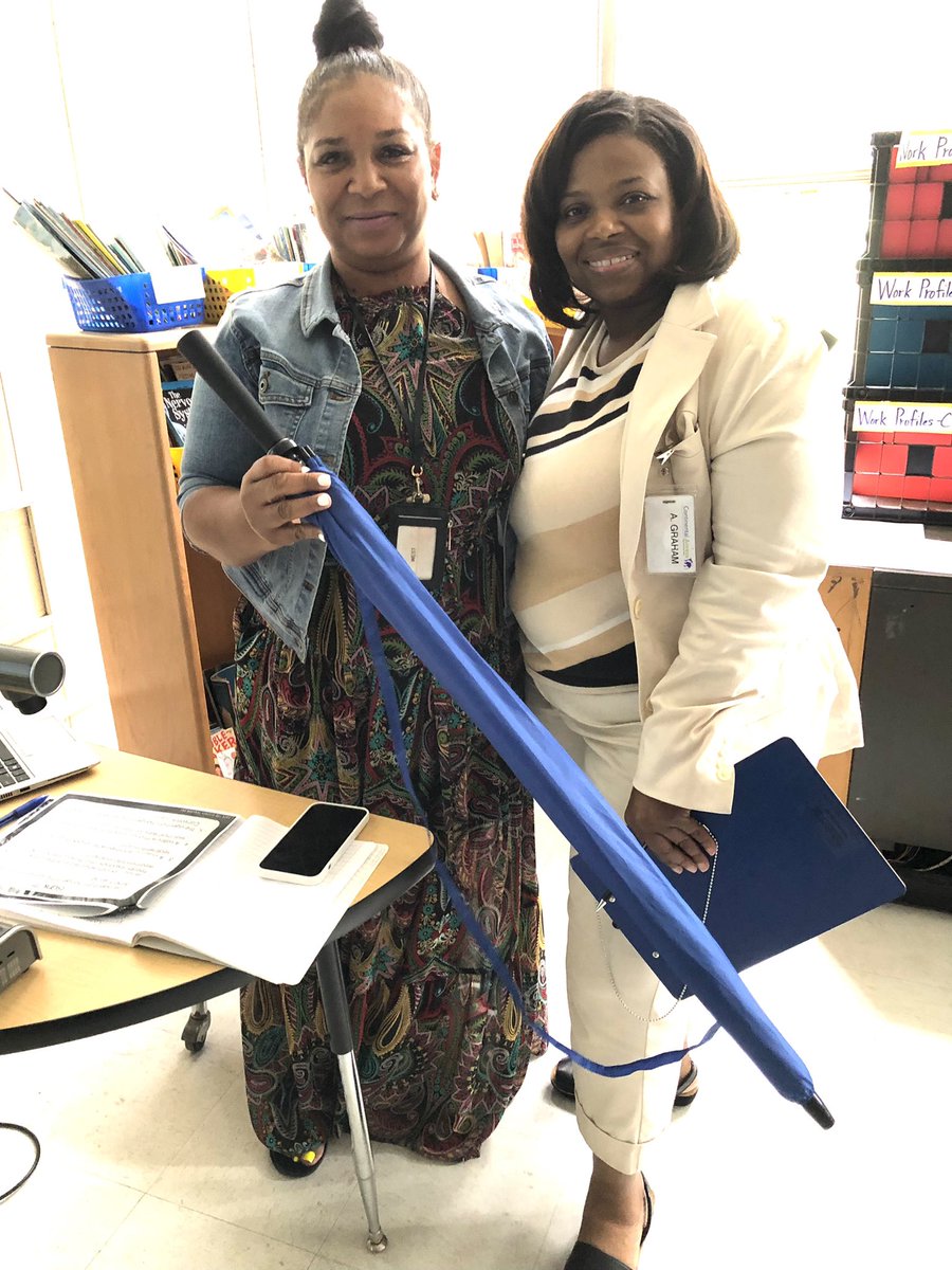 EmilyMe10531515's tweet photo. Showering Betsy Ross teachers with love and appreciation 🌂#TeacherAppreciationDay #RossRocks @HISDFACE @HISDChoice @BetsyRossElem @HoustonISD @TeamHISD @ray4d_thebetsy @AhmeshaG @learngrowDC @tuwest @behaviorlady https://t.co/55Eh9SyJTJ
