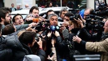Le allanaron la casa. 
Le agujerearon las paredes. Metieron perros. Hicieron operativos. Siempre dijimos que era un CIRCO. 
Acá fotos del día del allanamiento de Cuadernos. Hasta medialunas a los periodistas les llevamos. La vida pone todo en su lugar. 
Ahora dónde se meten?