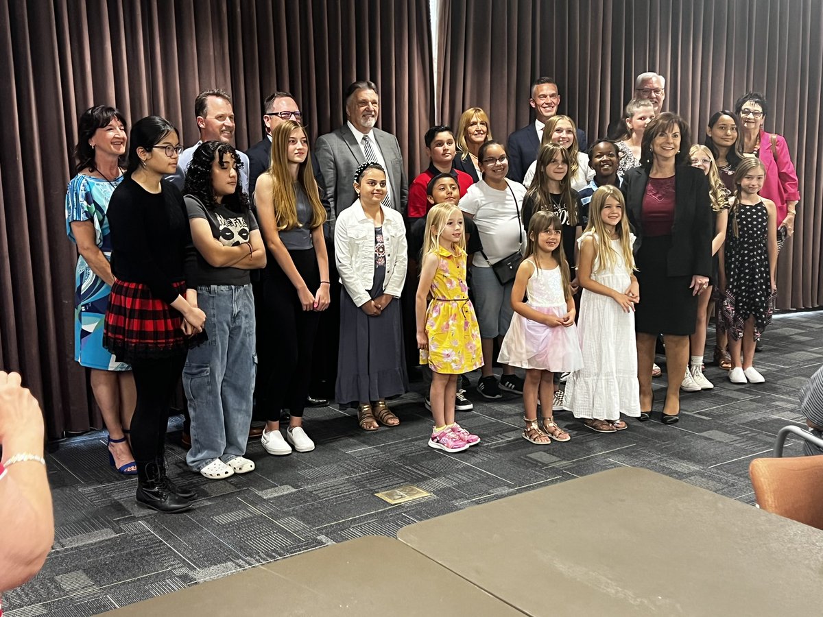 CountryMdwsElem's tweet photo. Congratulations to all of our #art #scholars across @PeoriaUnified11 for being recognized by the mayor and council members of @PeoriaAZ! https://t.co/hESL167aRb