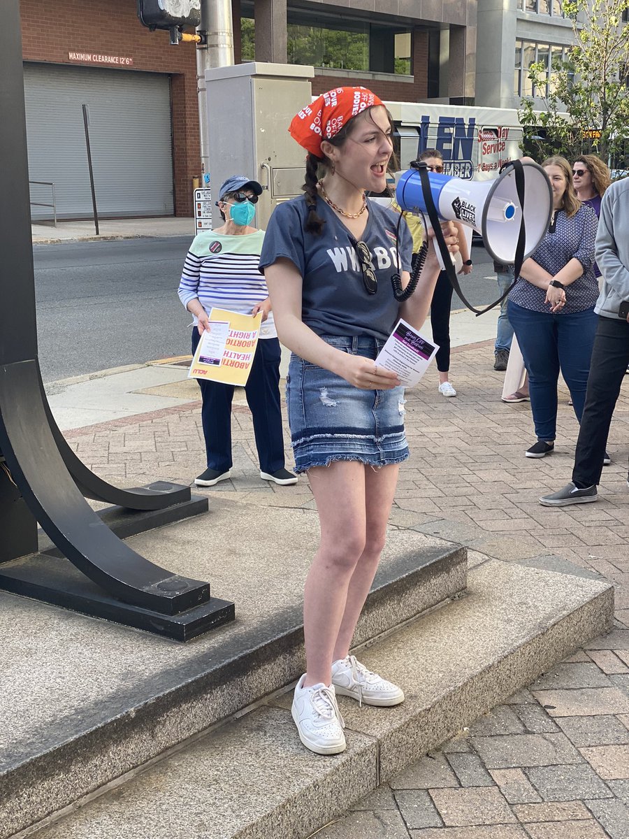 🗣️🗣️
What do we want?
Abortion rights.
When do we want it?
NOW.
🗣🗣