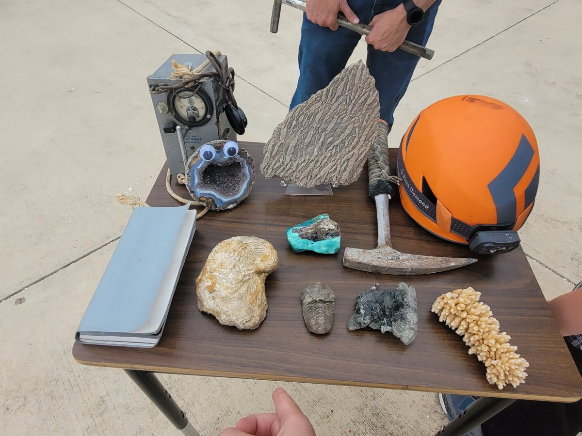 Third grade had a visitor today! We got to meet a Geologist! Thank you @NicoleR21543444 for setting this up! The kids learned a lot. ❤