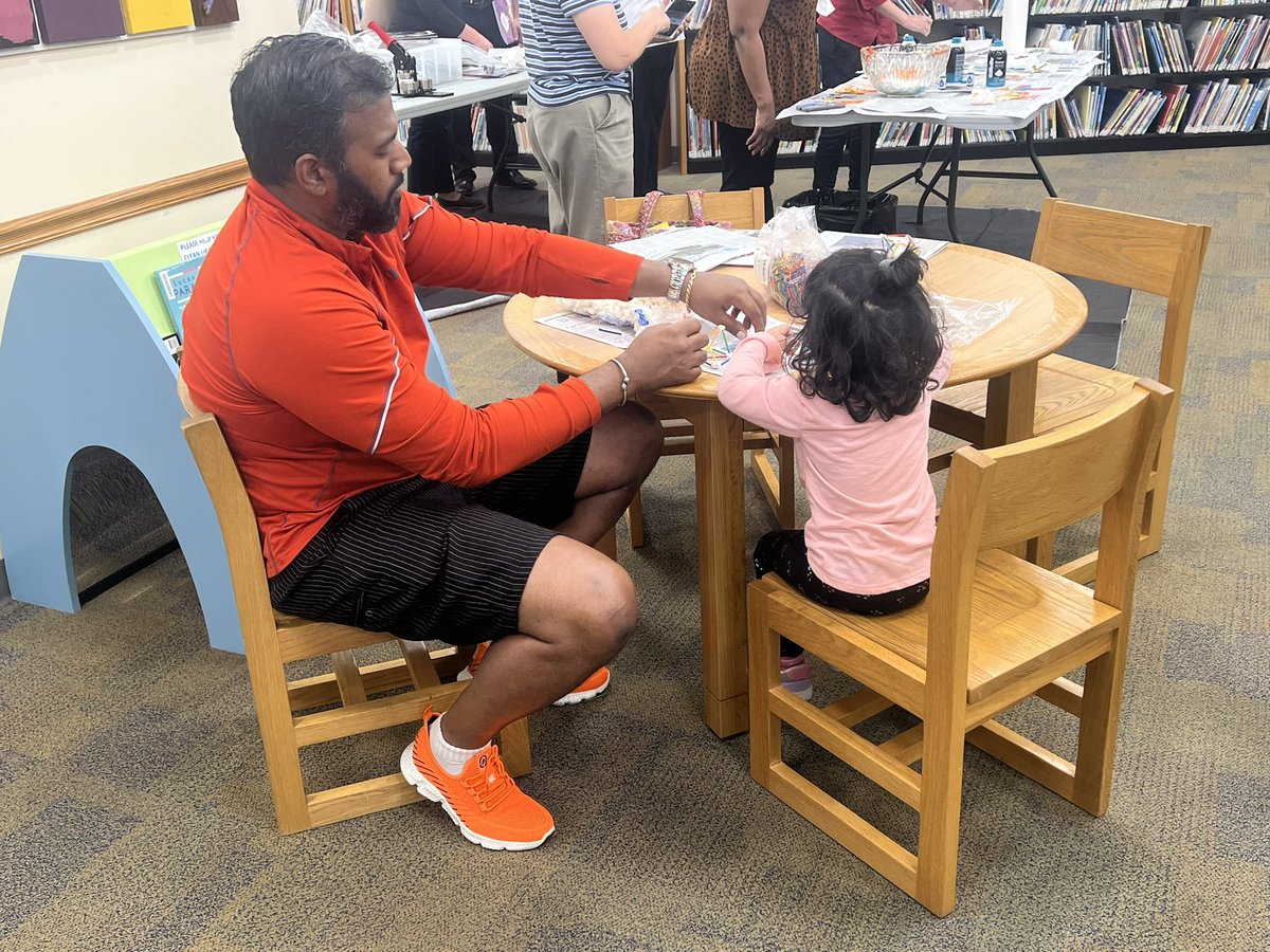 APenaTPF's tweet photo. A FamILY that Plays together Stays together! Fun filled evening at the #PalmettoBranchLibrary 📚 #RemakeDays #SuncoastRemakeDays @RemakeDays @ThePattersonFdn @SuncoastCGLR https://t.co/Jw8zHT6Kc9