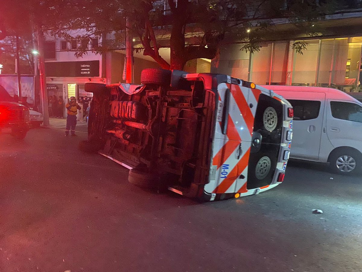 israellorenzana's tweet photo. #ATENCION Aparatoso accidente entre una ambulancia y una camioneta particular en las calles Gabriel Mancera y la Morena, no hubo lesionados !! Últimamente son las Ambulacias particulares las que se accidentan por que será ??? #CDMX https://t.co/oWkBlXQXDi