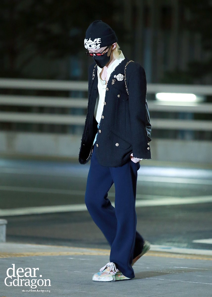 Dear_GD818's tweet photo. 220503 ICN 출국

인간샤넬이 여깄네🖤
차에서 내리기 전 신발정리하는 건 또 왜이렇게 귀여운건지🥹

#지디 #지드래곤 #권지용 #GD #GDRAGON https://t.co/n4OJgnXipW