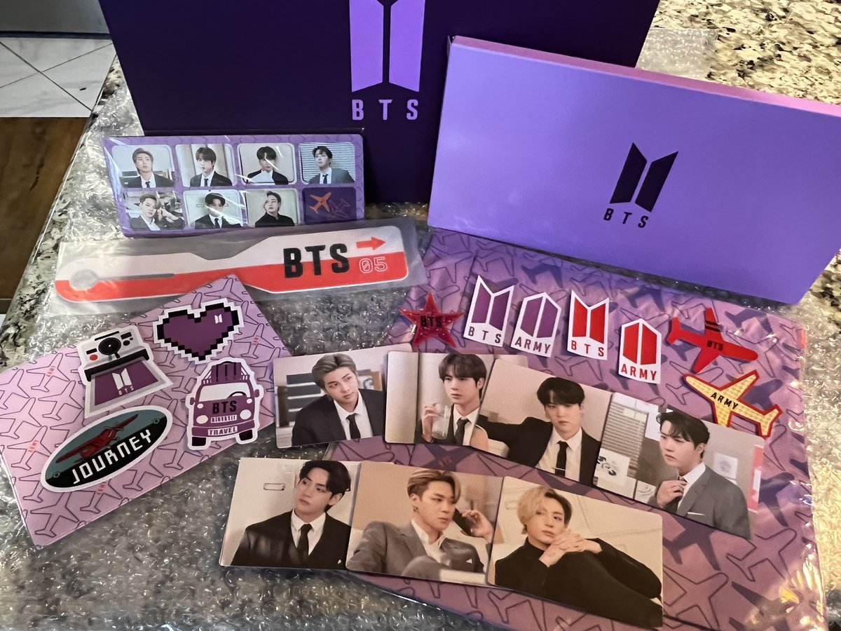 BTSxMaAn's tweet photo. Patience is indeed a virtue!! The most awaited #merchbox5 from @BTS_twt is finally here!! Oommmggg I love it soooo much!! It’s very purple and the tiny details they added makes it even more special!!! Can’t wait to use it in the next BTS concert! #BTS #BTSARMY 
💜💜💜💜💜💜💜🫰🏼 https://t.co/3z7UzUMp6A
