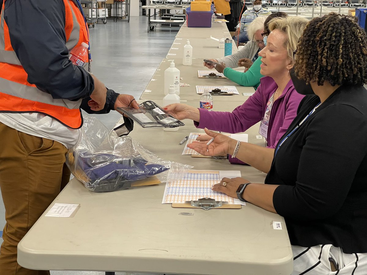 MemphoNewsLady's tweet photo. #ElectionDay #MORE: They drop off the memory card first in the clear pouch. The card is double checked then taken to a machine for tabulation.
The sealed purple ballot bag is dropped off next.
#Vote901 https://t.co/iG22EwE5zW