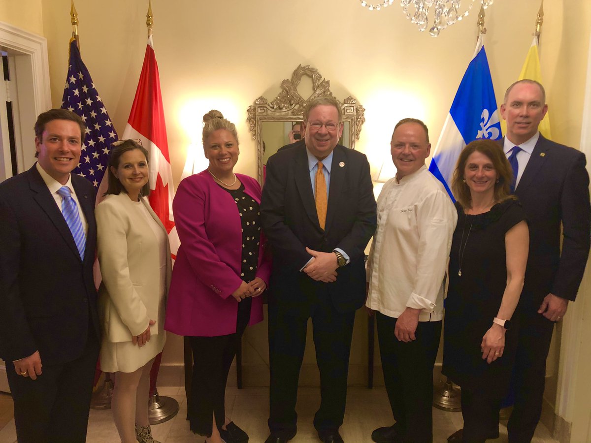 L’Association hôtelière de la région de Québec était bien représentée ce soir au Consul Général américain, à l’occasion de la première visite à Québec de l’Ambassadeur américain pour le Canada Monsieur David Cohen. 

Merci à la Consule Générale Madame Melanie Zimmerman!