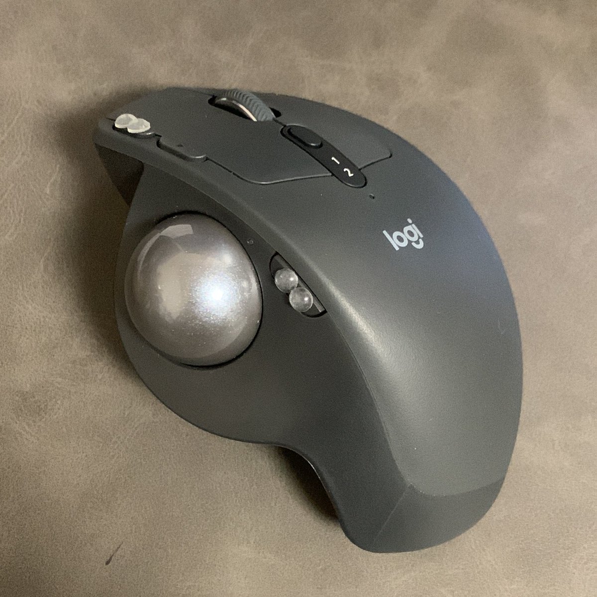 waka_writer's tweet image. MX ERGOのボタン小さくて押しにくい問題は、5mmのゴム足（滑り止め）を貼り付ければ解消！
一昔前のラインストーンみたいでかわいくなって一石二鳥！
人差し指手前のボタンには貼らないのがポイント！
#mx_ergo
#logicool
#Webライター
#webライターと繋がりたい