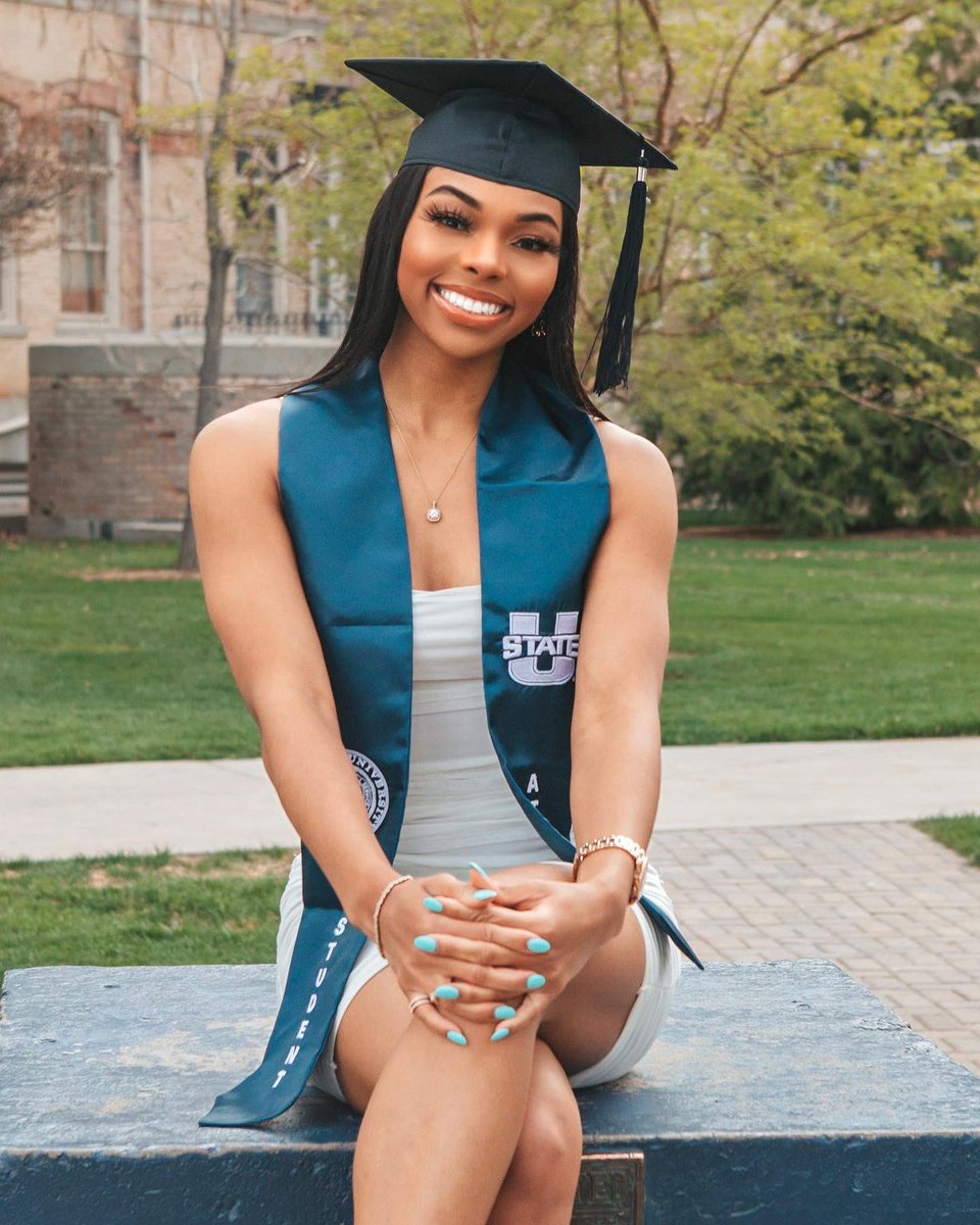 laci_hawthorne4's tweet photo. Added another degree to the bag, my price is only going up ! 🎓💰💫 

First person in school history to will have obtained a masters degree in ONE year from the Sports Management Masters program (all while being a student-athlete)  #blackexcellence #gradszn #blackgirlsgraduate https://t.co/aln4SIbmWy