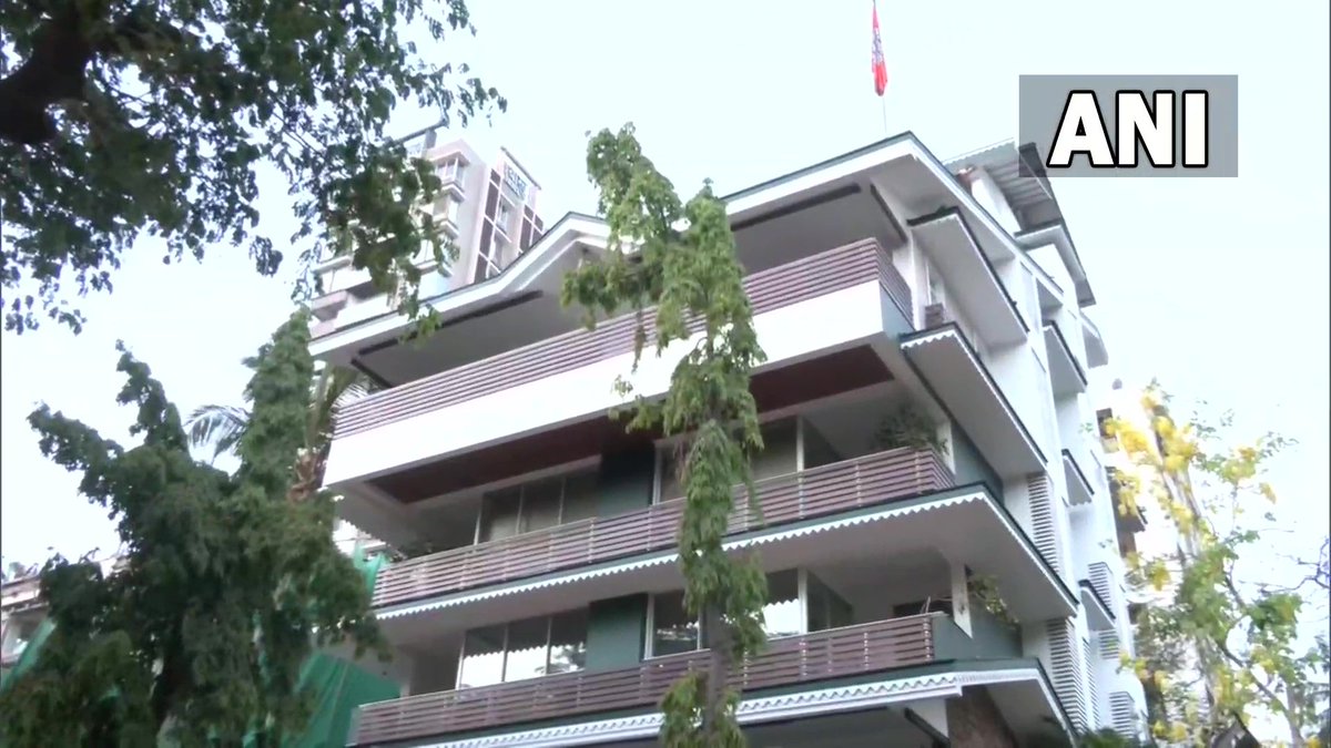 ndtv's tweet image. #Maharashtra | Security heightened outside the residence of MNS chief Raj Thackeray in Mumbai amid #LoudspeakerRow.

(ANI)