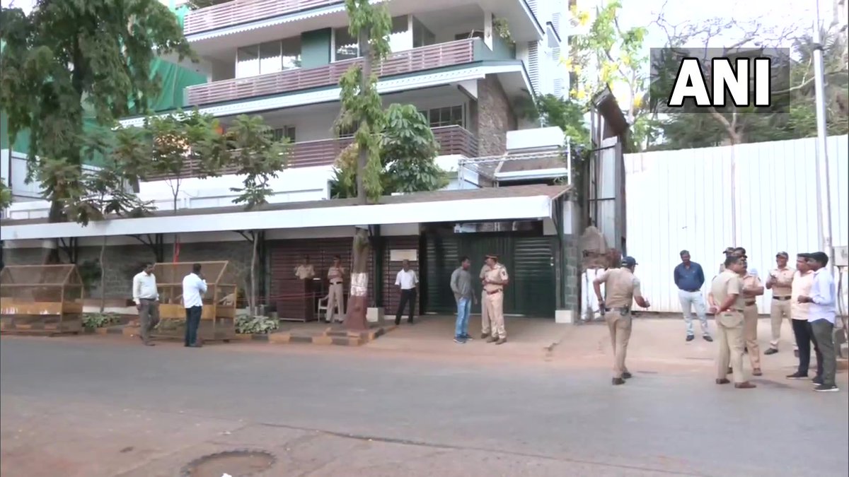 ndtv's tweet image. #Maharashtra | Security heightened outside the residence of MNS chief Raj Thackeray in Mumbai amid #LoudspeakerRow.

(ANI)