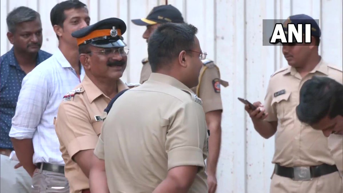 ndtv's tweet image. #Maharashtra | Security heightened outside the residence of MNS chief Raj Thackeray in Mumbai amid #LoudspeakerRow.

(ANI)