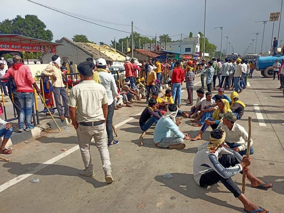 #JAYS 
एक तरफ मध्यप्रदेश सरकार आदिवासियों के कल्याण की बात करती है और सिवनी में बजरंग दल के जातिवादी गुंडे गोमांस तस्करी की शंका में 2आदिवासियों की पिट-पिट कर हत्या कर देते है हम इस घटना की घोर निंदा करते है सिवनी प्रशासन से निवेदन इन गुंडों को जल्द गिरफ्तार कर फाँसी देवे...!