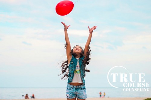 yourtruecourse's tweet photo. How do these habits help raise happy children? Check it out. https://t.co/wUiaQ7Z559 | https://t.co/JUKSP4ER4T #Connection #MentalHealth #SelfCare #ItsAllNormal #intention https://t.co/FrMfP7ZPB2